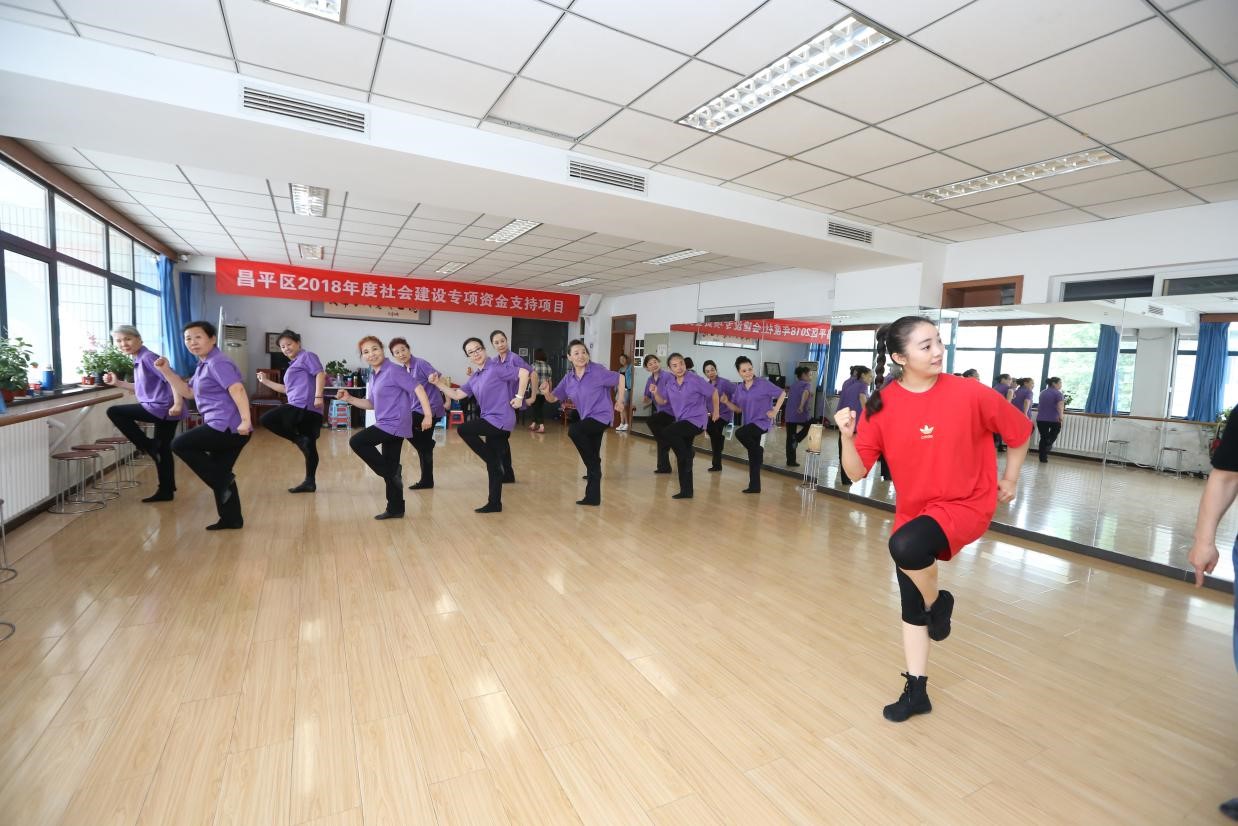 范思聪为学员们示范舞蹈动作